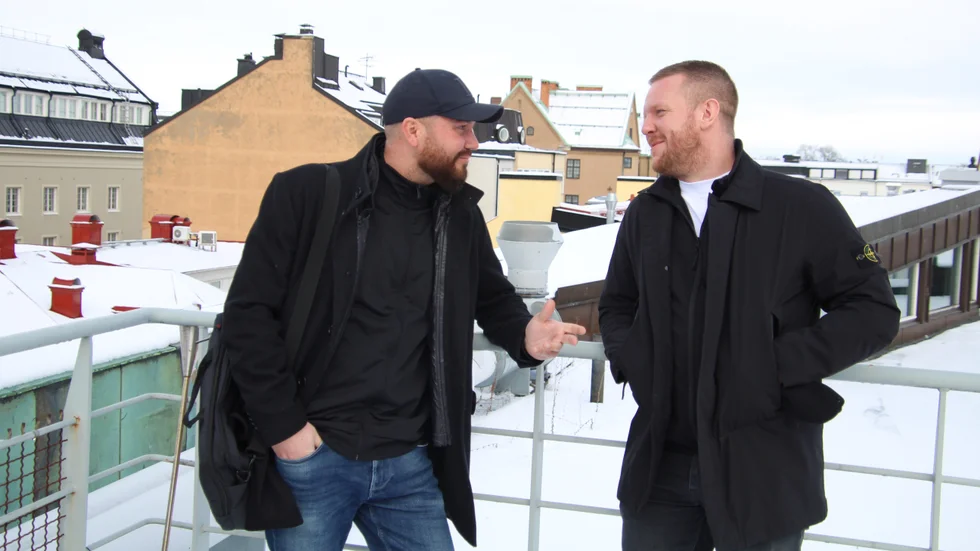 Johan Trygg och Edvin Sonnert är gamla kompisar. Nu startar  de företag tillsammans: Sonnerts Service AB.