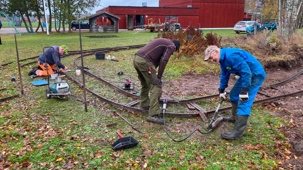 Börje Lilja, Björn Karlsson och Stellan Thagesson är med i Föreningen Boets skola och bygger järnväg på skolgården.