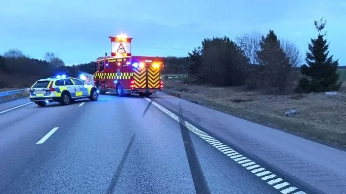 Bromsspåren från olycksbilen syns tydligt i asfalten efter den svåra olyckan utanför Grillby.