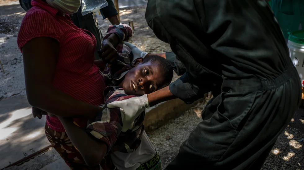 Kolerautbrottet i Haiti drabbar i hög utsträckning unga personer och barn. Här anländer en ung person med symptom till en inrättning som drivs av Läkare utan gränser i Port-au-Prince, den 27 oktober.