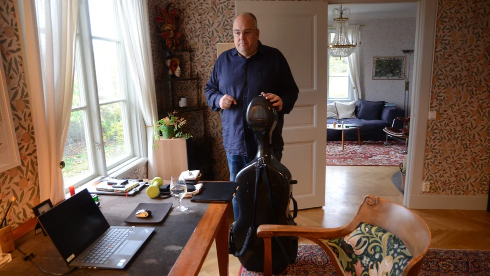 Vid skrivbordet med utsikt över Båven sätter sig Per Nyström redan vid halv fem-tiden på morgonen för att skriva och musicera.