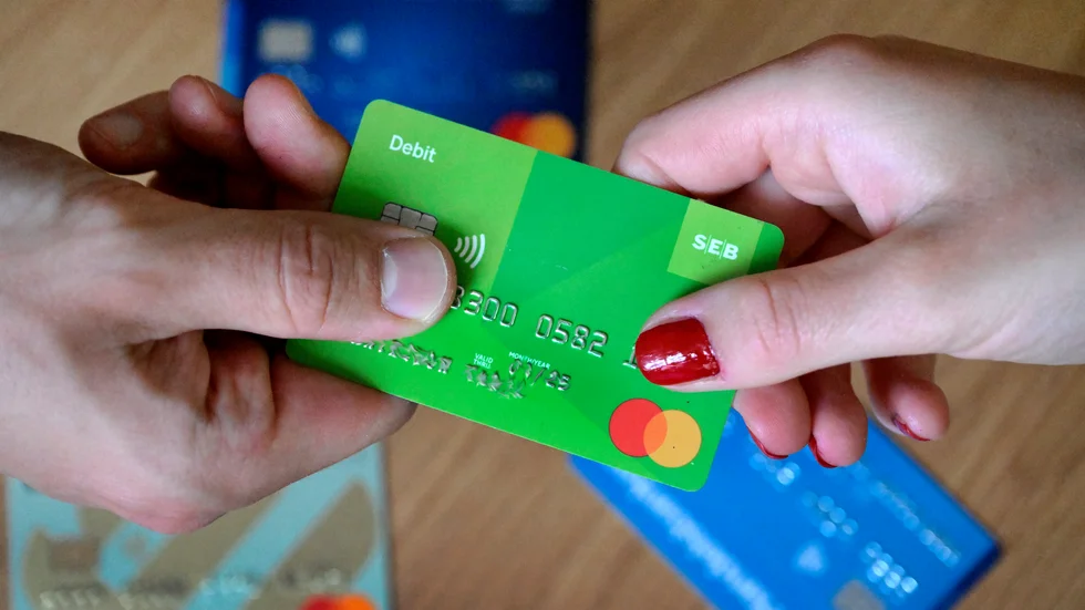 Bankerna borde slopa avgifterna på bland annat betalkort.