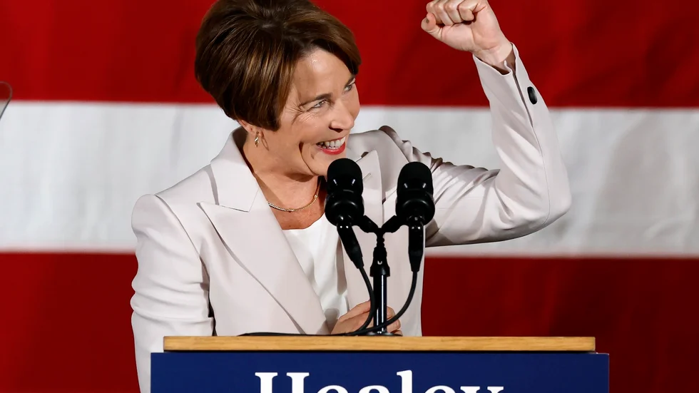 Massachusetts nyvalda guvernör Maura Healey (D) under valnatten i Boston.