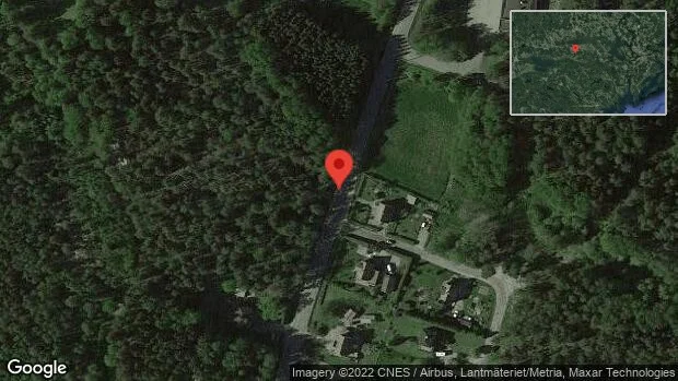 En personbil i singelolycka på väg 53