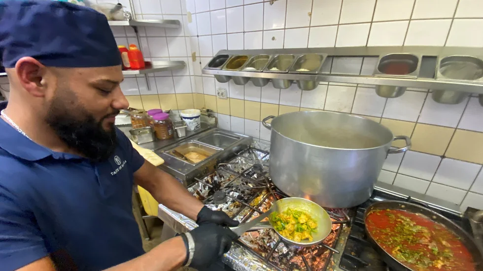 Sana Ula är en av delägarna till de båda Taste of Bangla-restaurangerna i Uppsala. "Nedgången känns, men ännu klarar vi oss".