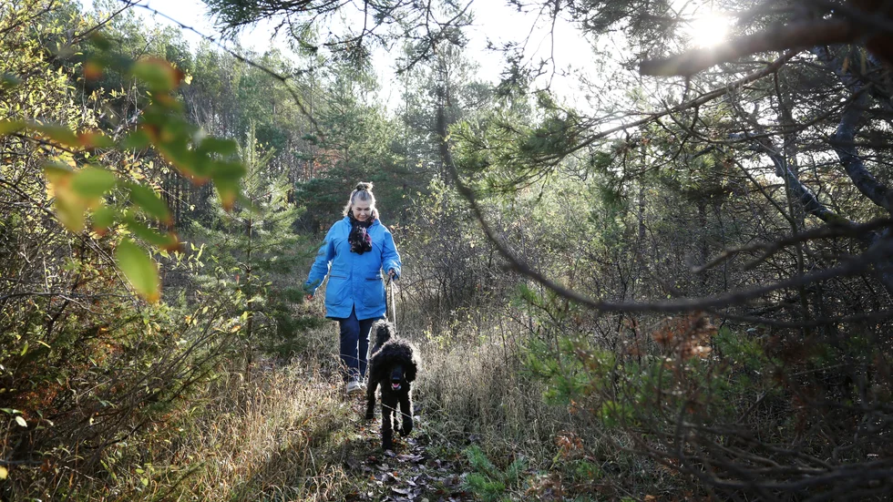 Mia Börstad går varje dag promenader med sin hund Leo. Att Theodor Engström tältade i de här snåren, strax intill där hon bor, tycker hon känns läskigt och obehagligt.