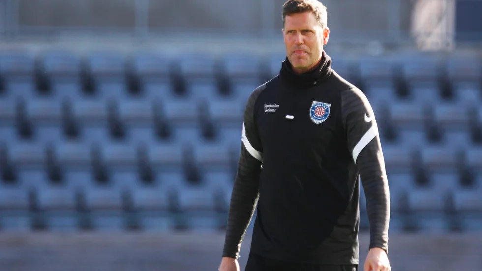 Fredrik Bernhardsson slutar som tränare och sportchef i Eskilstuna United och flyttar hem till Uppsala.