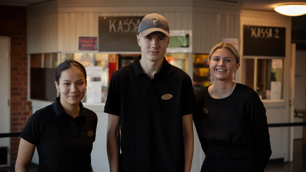 Emma (t.v.) började jobba på bion i maj förra året. Edvin började jobba april i år och Tilde började förra sommaren.