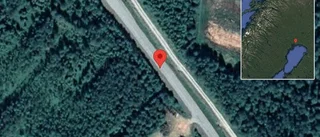 Personbil stillastående på väg 721 - helt stopp i ett körfält