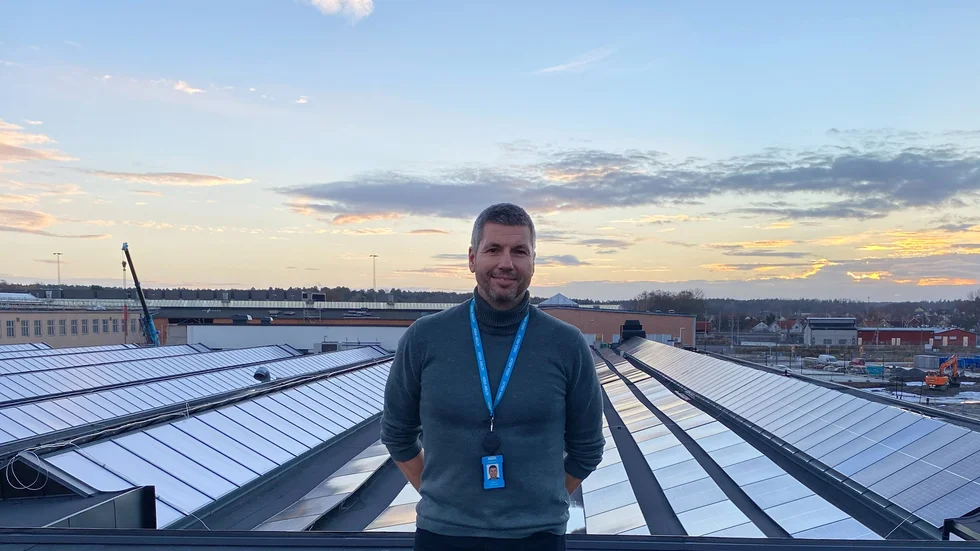 Assa Abloy har installerat solceller för att effektivisera energiförbrukningen i de nya lokalerna, berättar platschefen Mikael Nylander.