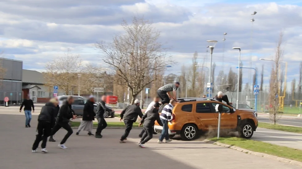 Uppretade människor rusade mot den hyrbil där Rasmus Paludan satt. En man som sparkade på vindrutan och hoppade på taket åtalas för brott. 