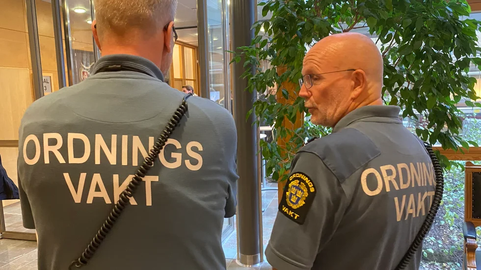 Poliser och ordningsvakter bevakade rättegången som på onsdagen inleddes i säkerhetssalen i Linköpings tingsrätt. 