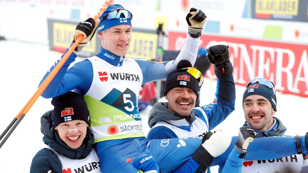 Finlands Niko Anttola, 20, lyfts upp av 31-åriga lagkamraterna Ristomatti Hakola, Iivo Niskanen och Perttu Hyvarinen efter att ha bärgat silvermedaljen i herrarnas stafett under skid-VM i Planica.