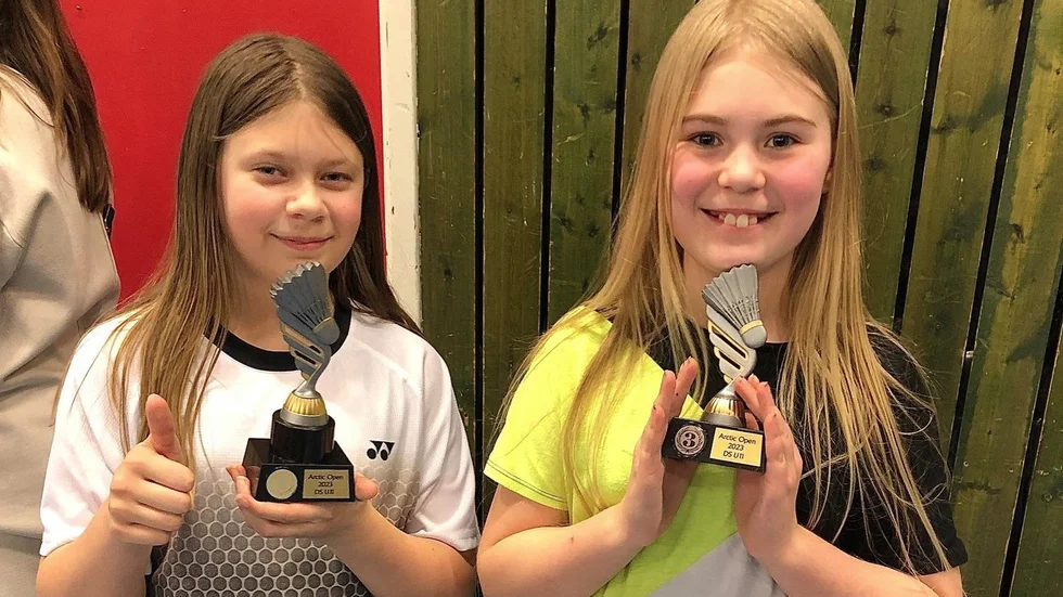 Två medaljörer från Piteå i Damsingel 11; etta Thea Risberg och trea Saga Engström.