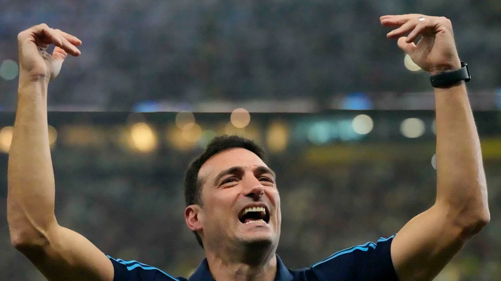 Lionel Scaloni jublar efter VM-guldet i Qatar i december. Arkivbild.