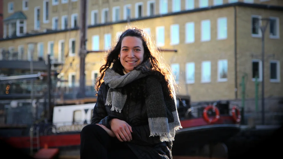 23-åriga Nara Elia trivs i Linköping. Hockeyfebern är hög i bägge städerna men i Kanada har damhockeyn kommit längre med att locka folk till matcherna: "I Saskatoon kom massvis av folk till våra juniormatcher. Det är en stor skillnad mot här men jag tror att damhockeyn kommer växa i Sverige", säger Elia.