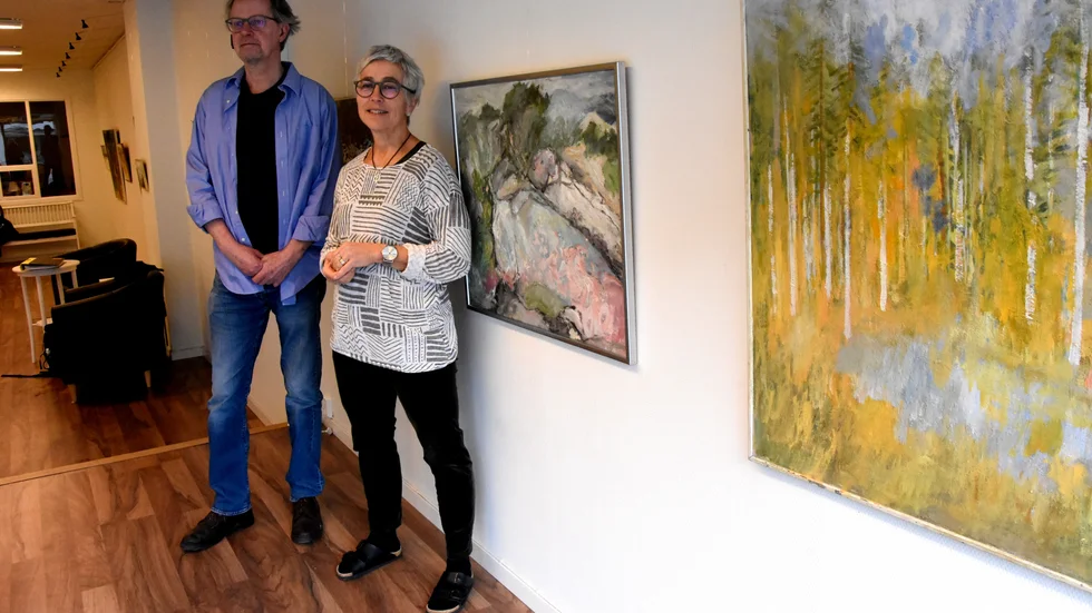 Stig Bohman och Ingela Ögren Weinmar ställer ut verk av Bodenskolans konstnärer på Galleri 14 i Boden. På bild framför några av Stigs pappa Sven Bohmans naturmålningar.
