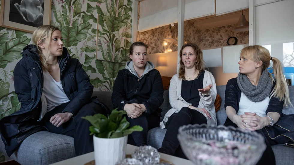 Rebecca Jacobsson, Anna Linnér, Linn Axelsson och Therese Douhan bor i Almunge och har sina barn på Bullerbyns förskola. Nu är de oroliga för att verksamheten kommer att försvinna.