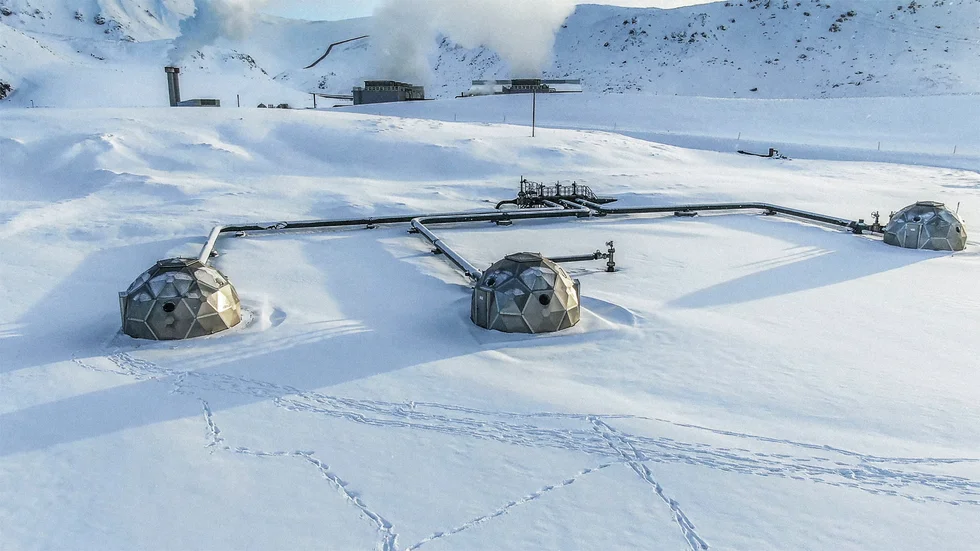 Infångning av koldioxid, ger försummbar effekt, skriver Gudrun Utas. Bilden visar en CO2-sug på Island som gör sten av koldioxid.