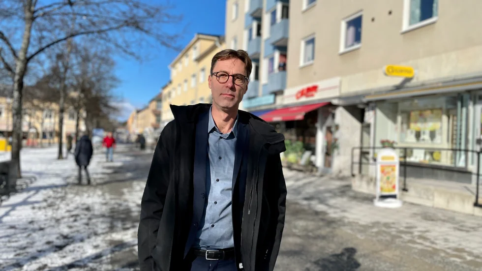 Bernhard Lebourne äger flera fastigheter kring Stora torget, bland annat Torggatan 24 där Caliente och Guldfynd är hyresgäster. Samtidigt är han produktionsekonom för långfilmer och jobbar nu med den kommande skräckfilmen "Konferensen", baserad på Mats Strandbergs roman.
