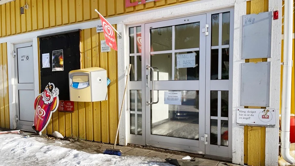 E10-baren är stängd och på dörren sitter en skylt som berättar om elavbrottet.