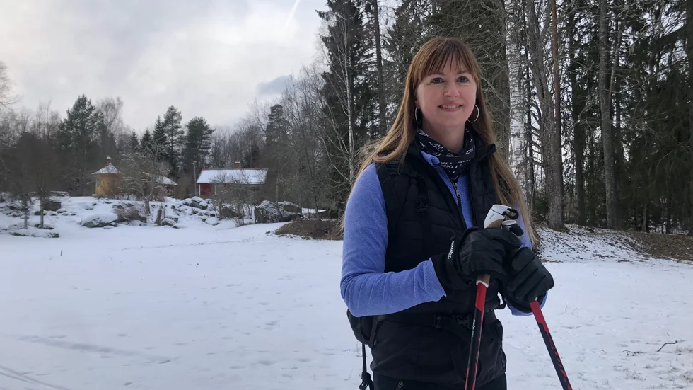 Marina Malmberg flyttade till Tobo från Uppsala och efter många år som busspendlare kan hon nu ta skidorna till jobbet, som en "kul grej".