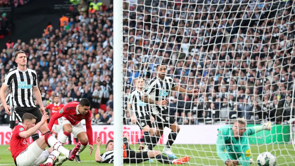 Manchester Uniteds Casemiro, trea från vänster, nickar in ledningsmålet i cupsegern över Newcastle.