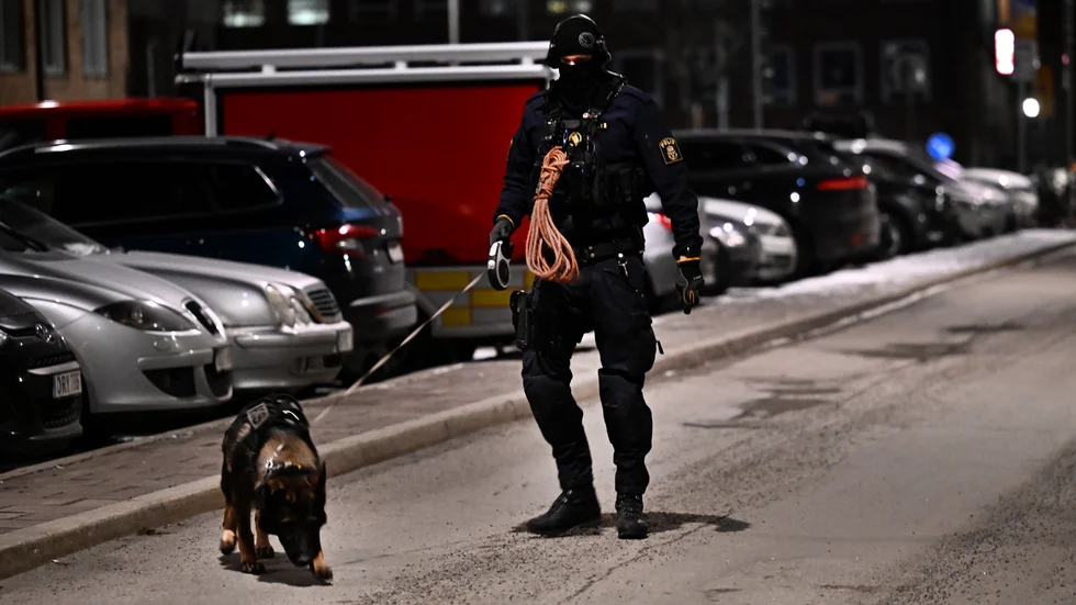 Polis med spårhund söker av området efter det att en man hittats skottskadad i stadsdelen Marieberg på Kungsholmen i Stockholm. Arkivbild.