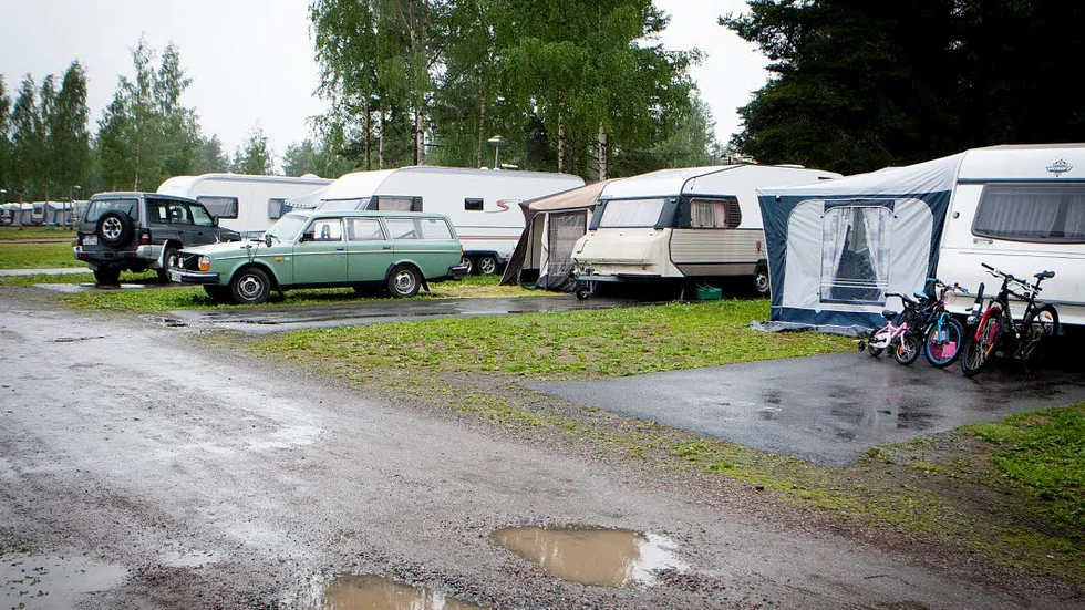 INNE. Ingen människa syns till. Alla campare väljer att stanna inne i sina husbilar, husvagnar eller tält.