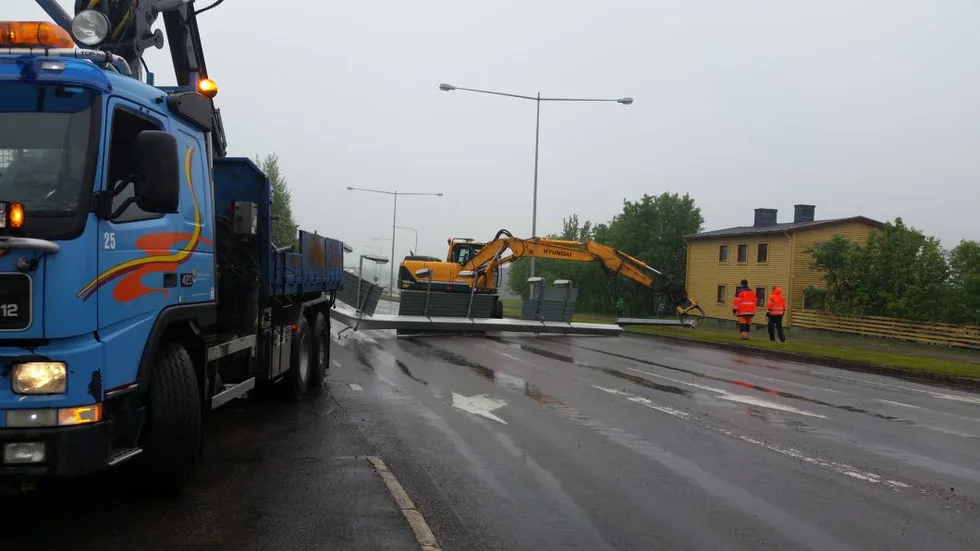 HÖG KRAN. Det var kranen på lastbilen som tog i skyltarna ovanför vägbanan.