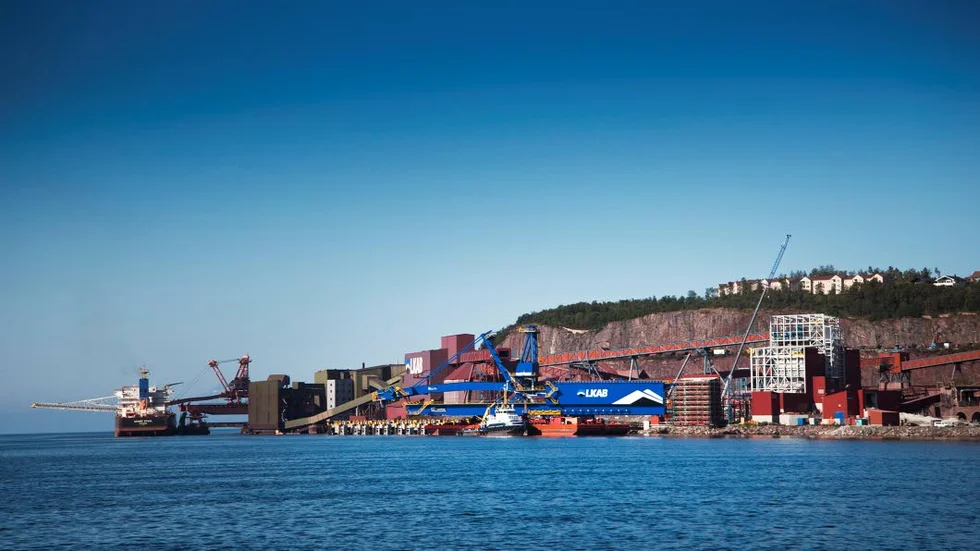 Investering. LKAB gör stora investeringar i hamnen Narvik. Den nya skepplastaren är i full färd att monteras på plats.