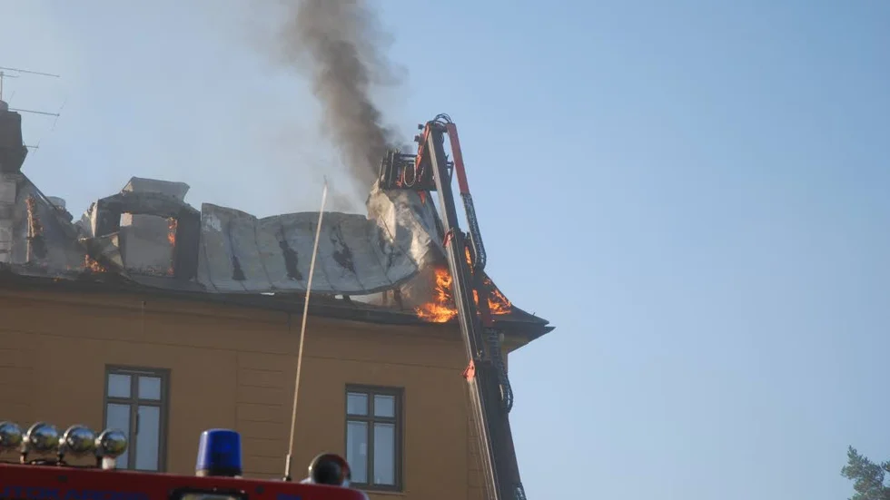 Svårt. Branden tog ny fart under fredagen, och räddningstjänsten fick öppna taket för att få bukt med elden.