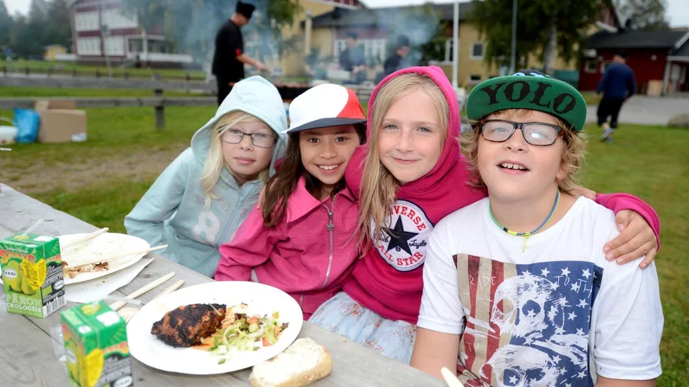 FEST.  Julia Edenberg, Jasmine Tennlöv, Alba Öjercrantz, och Albin Engström.