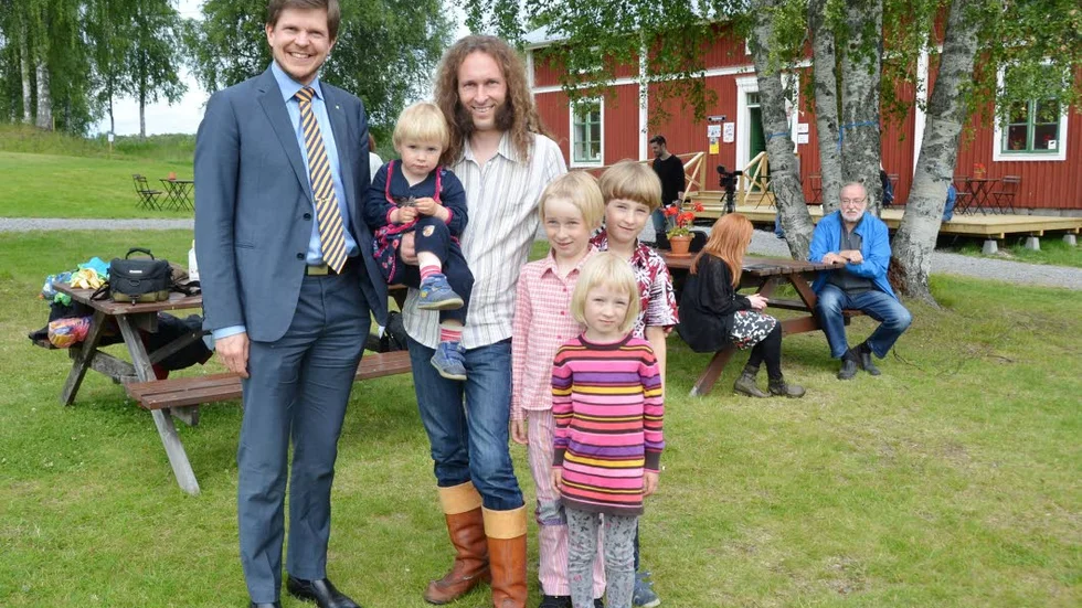 FIRANDE. Konstitutionsutskottets ordförande Andreas Norlén (till vänster) reste norrut för att delta i firandet av tornedalingarnas dag. Brevid honom står Daniel Särkijärvi med barnen Sandra (i famnen) Pekka, Valdemar och Emmeli.