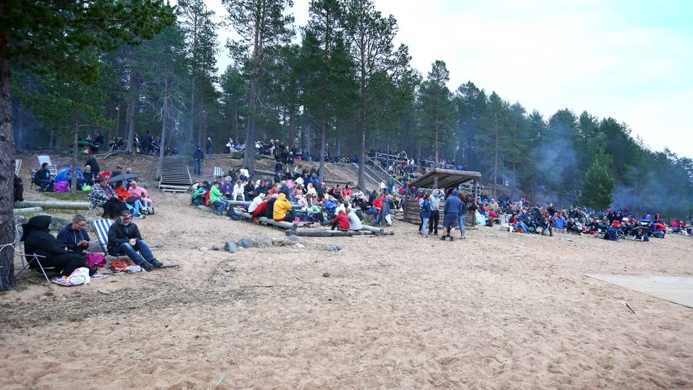 Strandhäng. Det var lite glesare än vanligt nere på stranden, vilket dock inte märktes av på stämningen. Eldar sprakade, ölburkar sprättades och vurpor drogs i sanden. Precis som sig bör.