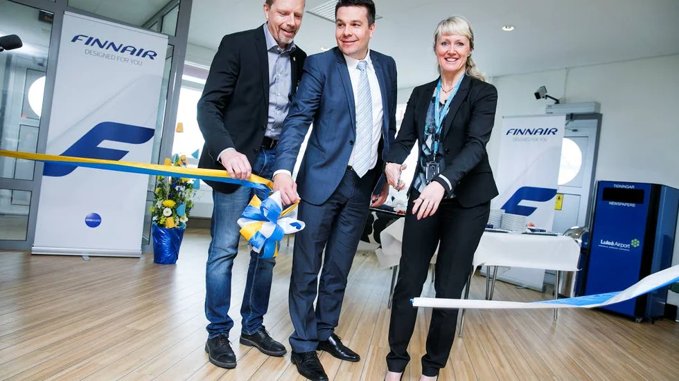 FÄRDIGKLIPPT. Nicklas Larsson på Luleå Näringsliv, Finnairs Kenneth Gillberg och flygstationschefen Ann-Christin Viklund.