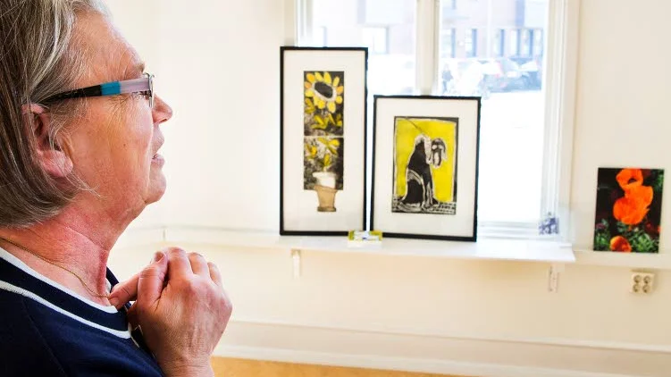 Ulla Bogacz med de sista konstverken som väntar på att ägarna ska hämta dem. Hon hoppas att galleriet ska få återuppstå.