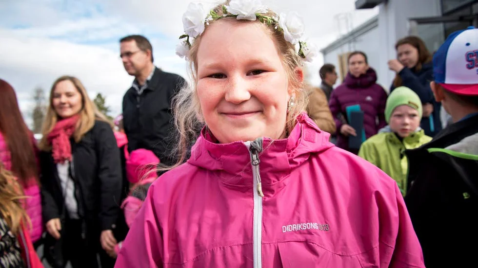 Sommarlov. Nora Aho, 10, tyckter det är skönt att få sommarlov. ”Jag ska bada och åka till Cypern”, säger hon.