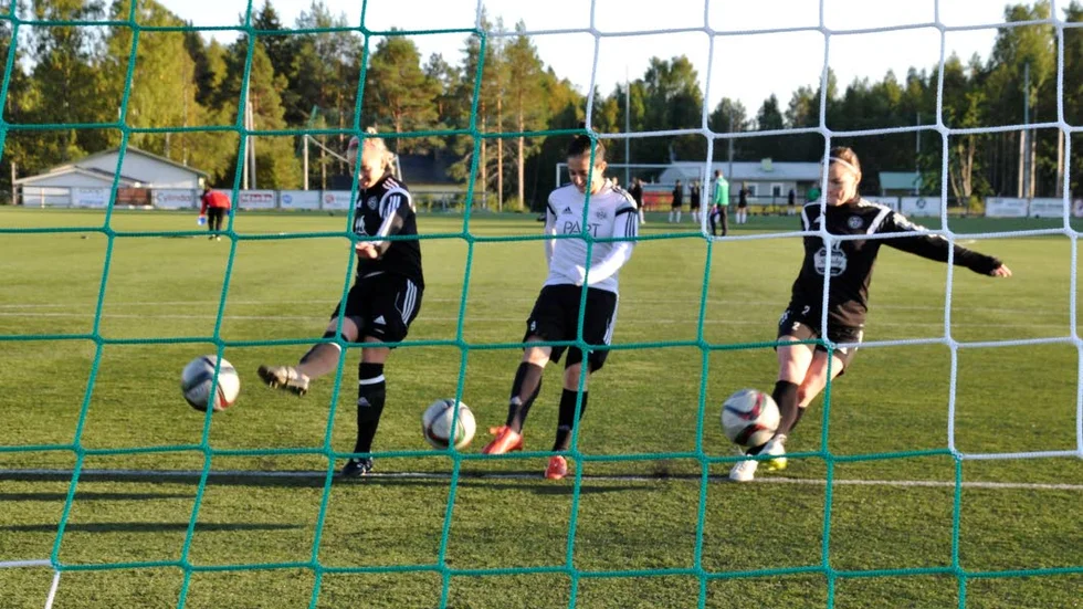 HITTAR MÅLET. Moa Öhman, Fernanda da Silva och Erin Craig vet var målet är placerat.