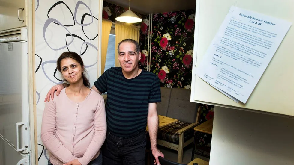 LÄXA. En lapp sitter uppsatt i köket hos Samer och Manal. Där står läxuppgifter och information från skolan där dottern går. Men själva kan de inte läsa svenskan. Dotter får översätta. ”Jag vet att det handlar om att det snart är lov” säger Maner.