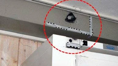 Träffade taket. Mannen avlossade två skott inne i kaféet. Här syns ett av skotten som träffade taket inne i kaféet.