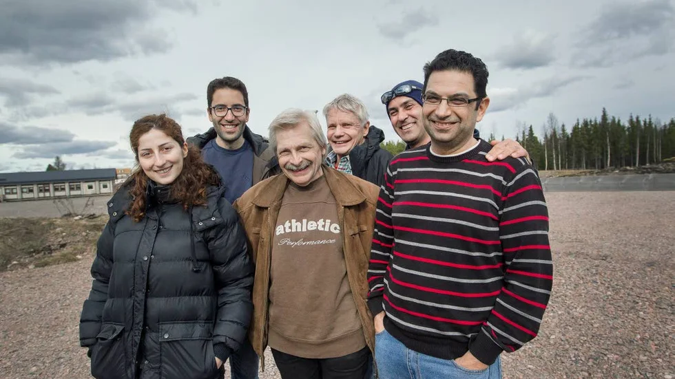 VÄNNER. Vännerna. Mirna Michael, Feras Bara, Lars-Gunnar Forsberg, Kenneth Waara, Amar Khalef och Micheal Abudalla utanför flyktingförläggningen                                      Gruvbo i utkanten av Pajala.