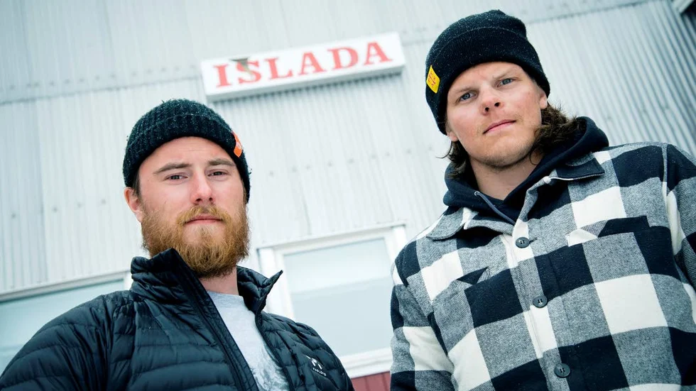 Helig mark. Här, i Matojärvi ishall, hoppas Emil Jakobsson och Simon Hammar att plåten ska mullra till vintern.