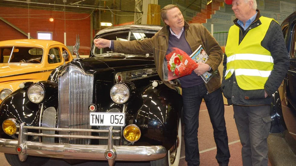 nostalgi. Kommunalrådet Inge Andersson och Gunnar Flodström studerar en Pacard Custom Super eight-one-eighty formual från 1940.?Foto: Johan Håkansson