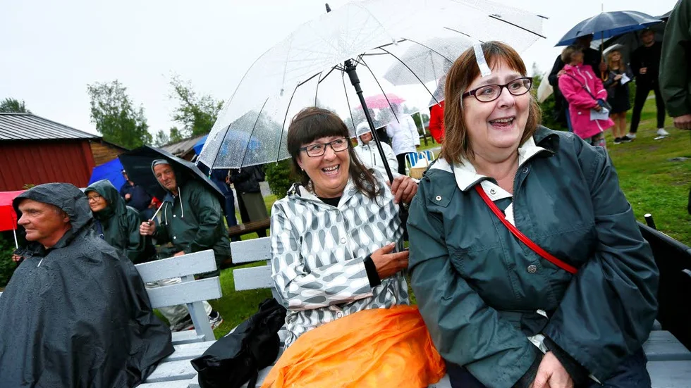 FANS. Agneta Olssons och Elisabeth Johanssons tonår tonsattes bland annat av Hep Stars. "Det är 50 år sedan jag skrev Hep Stars på mina tygskor", säger Agneta Olsson.