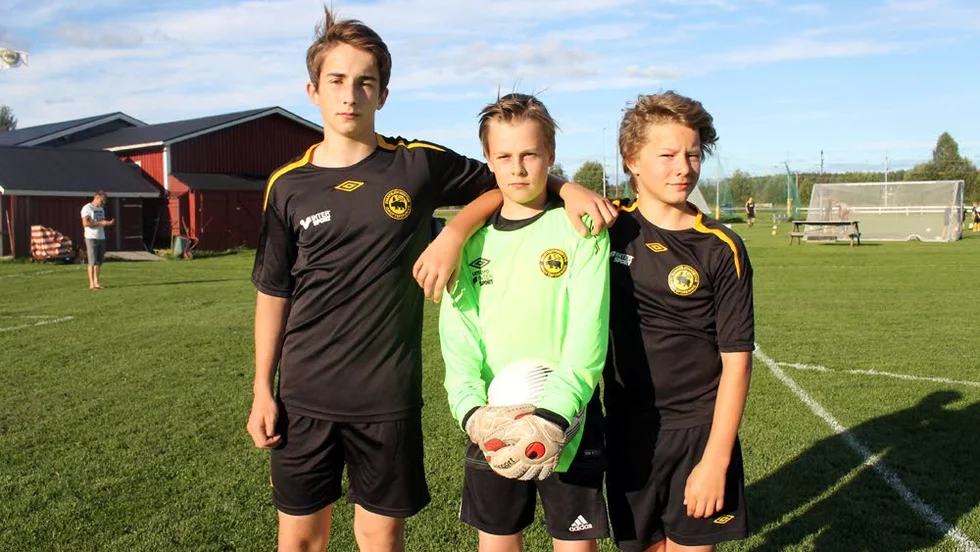 Björnstrion. Tre björnsare som ser fram emot Lilla VM-slutspelet. Från vänster Simon Andersson, Joel Snäll och John Samuelsson.