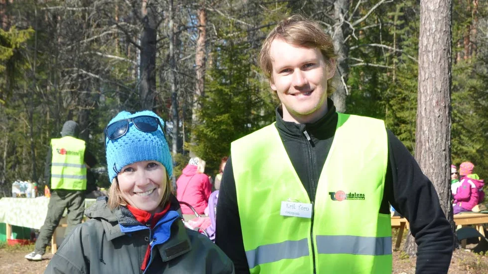 GLADA. Sofi Wiippa Lahti och Erik Törn är glada över det lyckade samarbetet mellan Familjecentralen och Naturguiderna på Tornedalens folkhögskola.