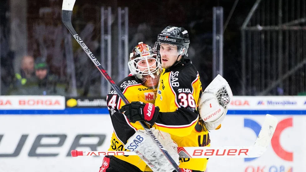 Joel Lassinantti kramar om Emil Larsson efter en vinst.