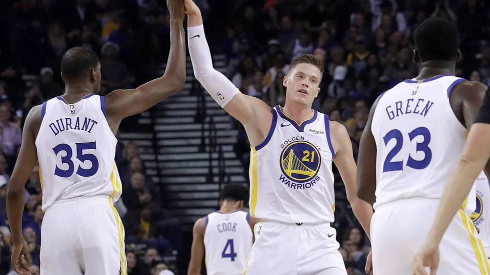 Jonas Jerebko tar en high five med Kevin Durant och jagar vidare för femte raka segern.