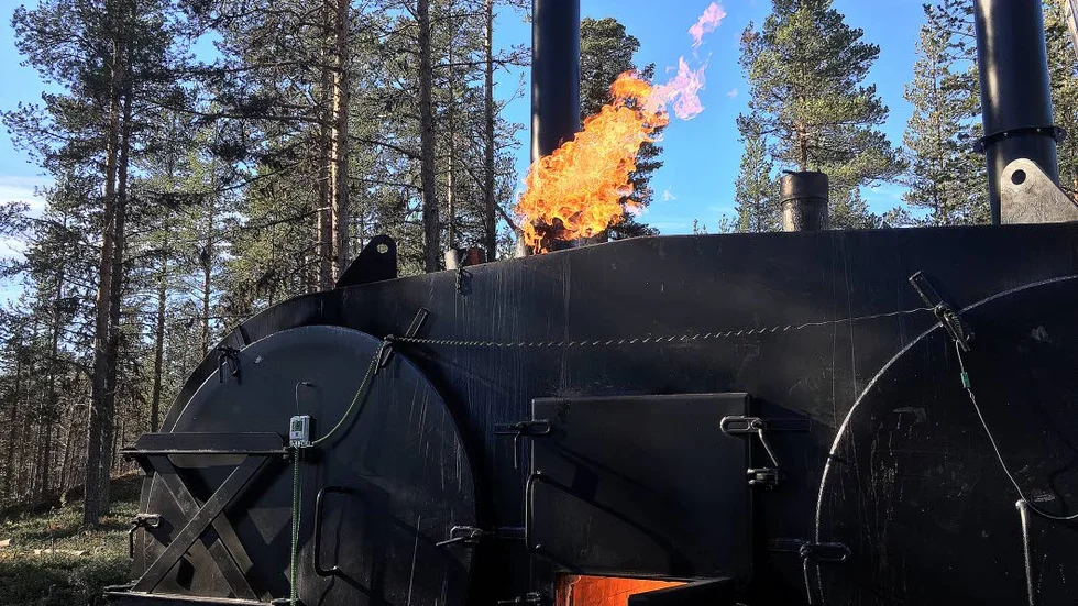 Gaser återanvänds. Kolugnen är mycket snällare mot miljön än de gamla öppna kolmilorna, berättar Hans L. Olofsson. "Gaserna återanvänds och bränns i stället för att släppas rakt ut i luften", säger han.